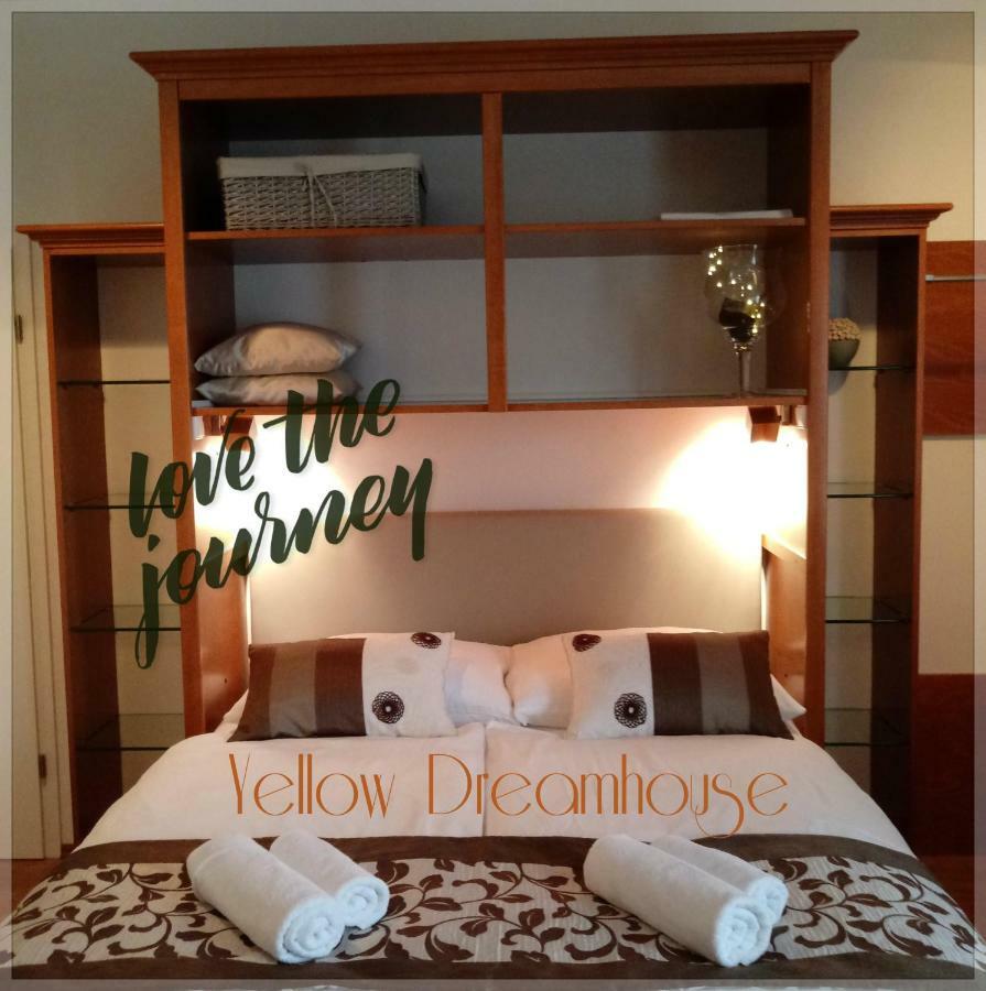 فندق Yellow Dreamhouse بوستوينا المظهر الخارجي الصورة